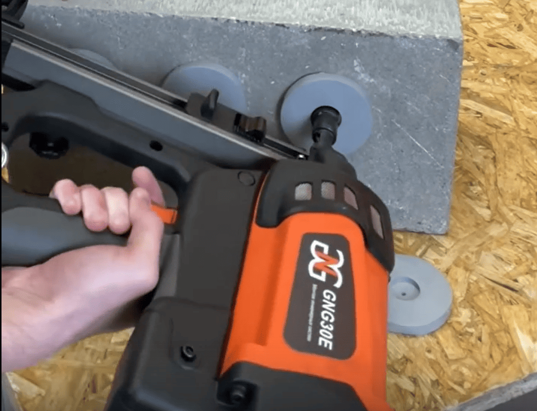 Маленький пистолет и большая стройка: монтаж ПВХ-ронделя